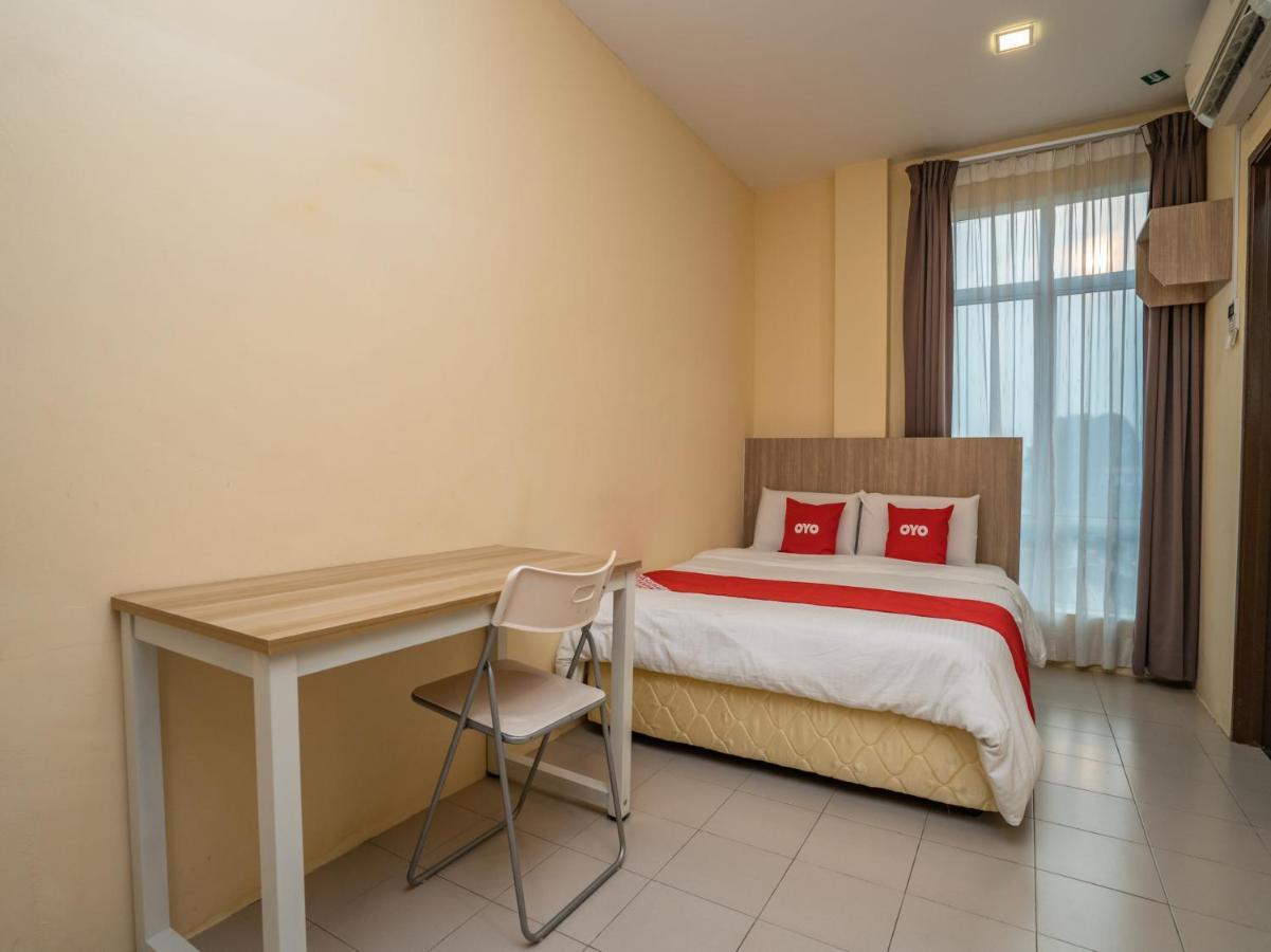 Oyo 44078 The Island Hotel Kampong Pasir Bogak Екстер'єр фото